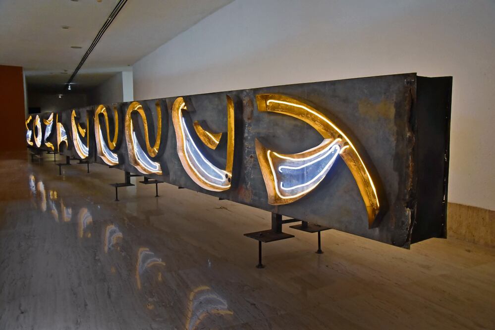 La Ilusión, es una pieza que para Teresa Margolles representa luz, es un letrero de lo que era un cine estilo art déco de Monterrey que representaba la modernidad. Foto: Emilio Vásquez / EL UNIVERSAL