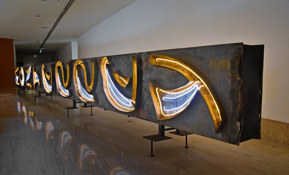 La Ilusión, es una pieza que para Teresa Margolles representa luz, es un letrero de lo que era un cine estilo art déco de Monterrey que representaba la modernidad. Foto: Emilio Vásquez / EL UNIVERSAL