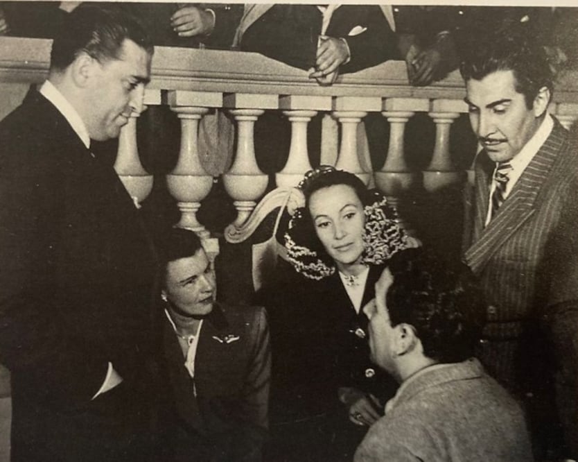 Jacques Gelman con un grupo en el que se encuentran Dolores del Río y Emilio El Indio Fernández. Crédito:  Colección de pintura mexicana Jacques y Natasha Gelman.