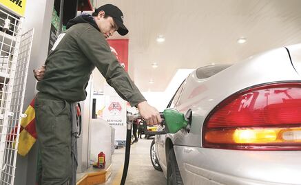 Gasolina sube en México y baja en EU