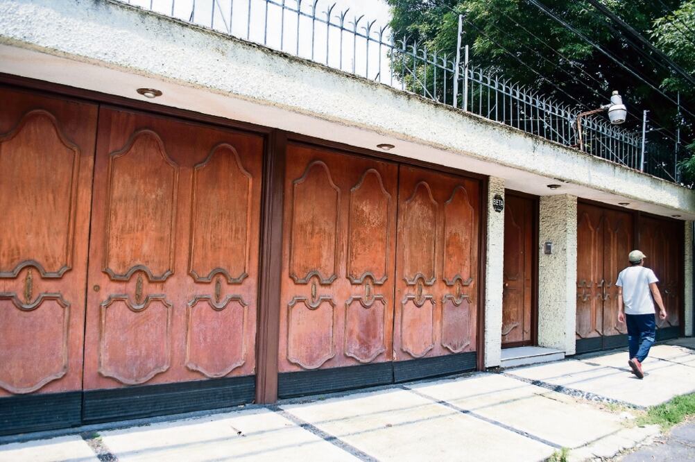 Vecinos señalan que desde octubre de 2015 observan, sobre todo por las noches, a personas introducir muebles y realizar trabajos en el predio (JOSÉ TORRES. EL UNIVERSAL)