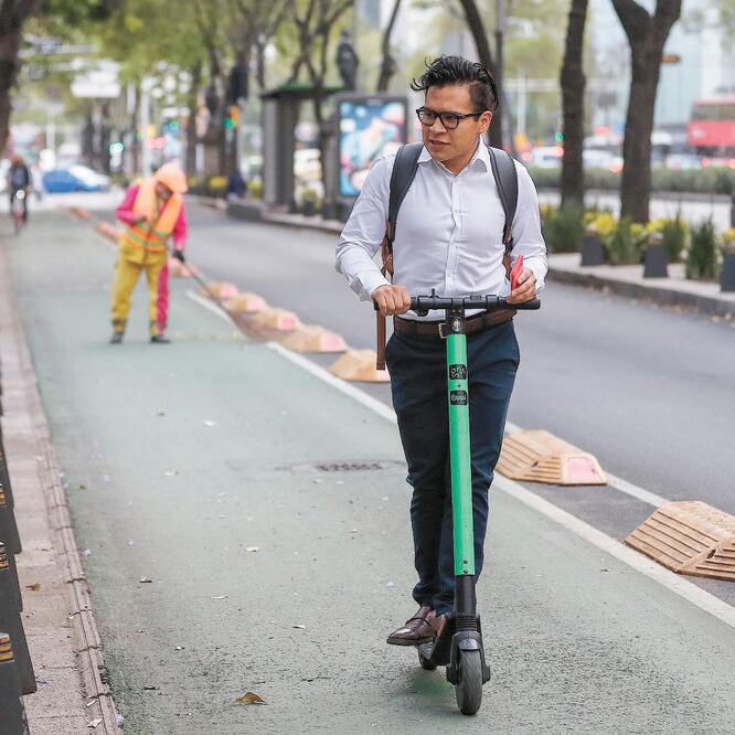 Los monopatines eléctricos pueden circular sobre las ciclovías, pero no sobre las banquetas. Los usuarios tampoco pueden acceder a las vialidades de alta velocidad como Circuito Interior o subir a puentes vehiculares. Foto: ARCHIVO EL UNIVERSAL