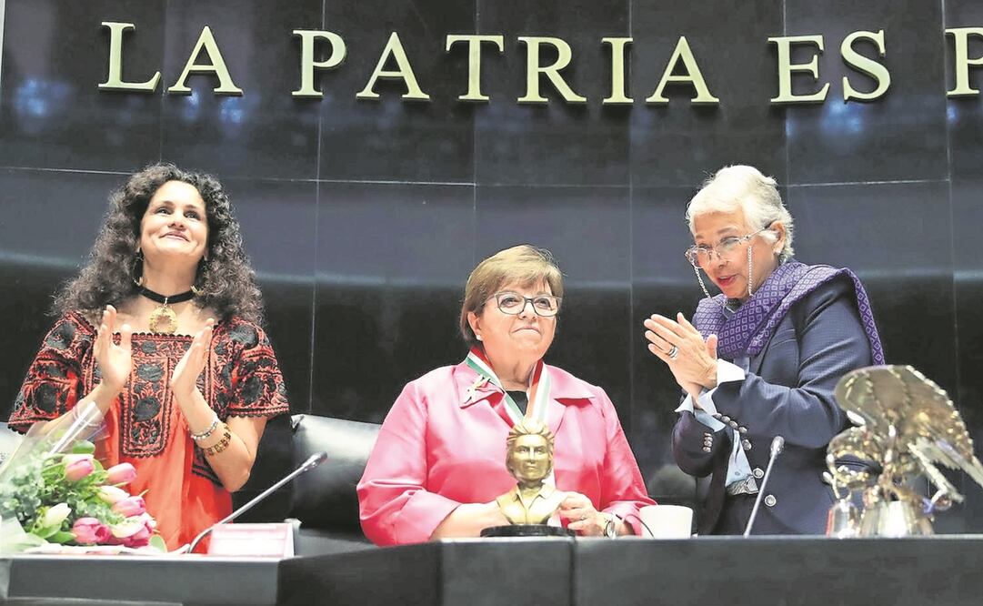 Elsa Cross recibió el Premio al Mérito Literario Rosario Castellanos 2021 de manos de Olga Sánchez Cordero, presidenta del Senado. Foto: https://comunicacionsocial.senado.gob.mx