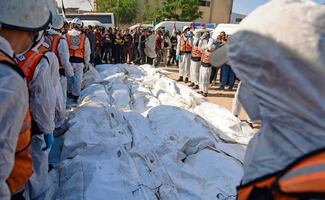 Israel devuelve 15 cuerpos más de palestinos a Gaza mientras se acaba la primera fase del alto el fuego