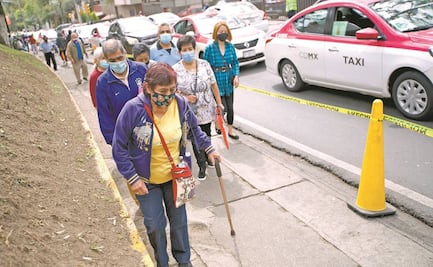 “Tengo más de una hora caminando”, relata abuelito de 81 años que fue a vacunarse