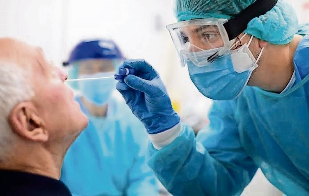 Expertos recomiendan que personas mayores y colectivos de riesgo examinen la posibilidad de vacunarse cada seis o 12 meses con dosis de refuerzo contra el Covid-19.