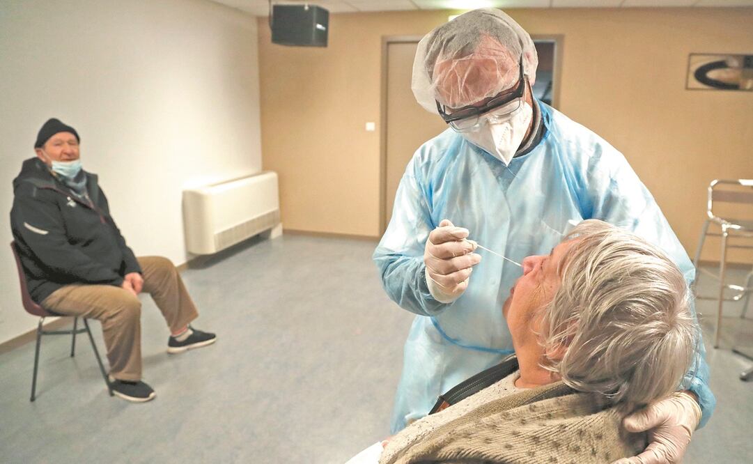 En una residencia de Beziers, Francia, un adulto mayor es so- metido a una prueba PCR por Covid-19. Foto: Guillaume Horcajuelo. EFE