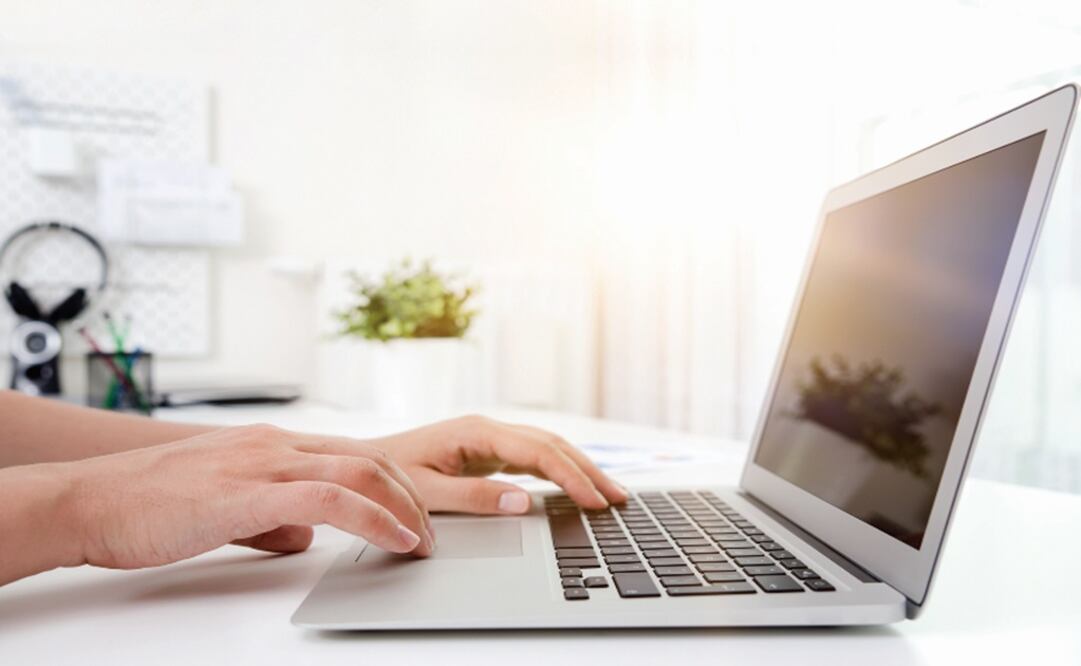 Man working in the office with laptop - Photo: File photo/EL UNIVERSAL