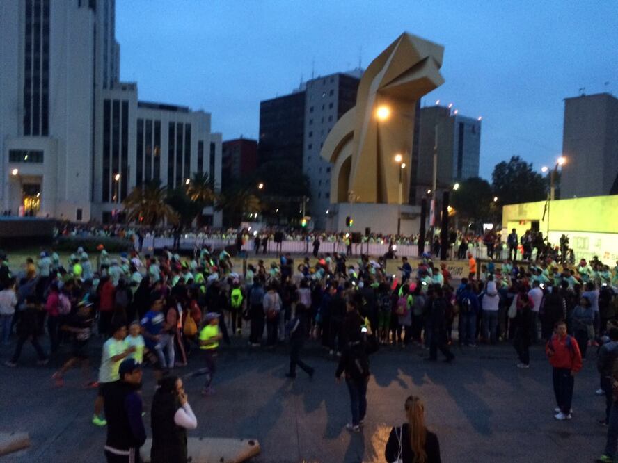 Así comenzó el Medio Maratón de la CDMX (Catalina Díaz / EL UNIVERSAL)
