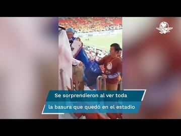 Aficionados japoneses se quedan a limpiar estadio tras partido inaugural en Qatar