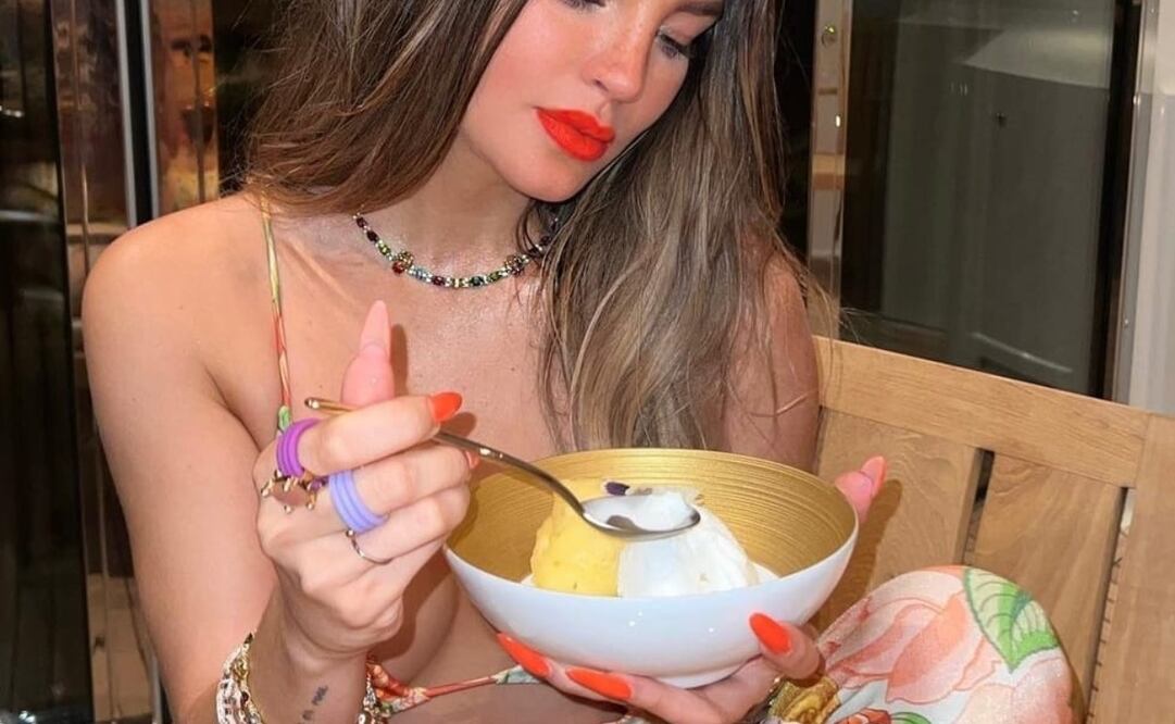 Belinda porta en sus manos el diseño de manicura que es tendencia para el verano. Foto: Instagram (belindapop)