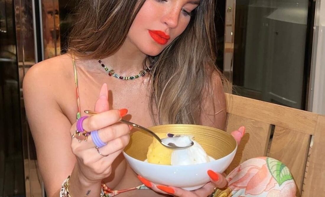 Belinda porta en sus manos el diseño de manicura que es tendencia para el verano. Foto: Instagram (belindapop)