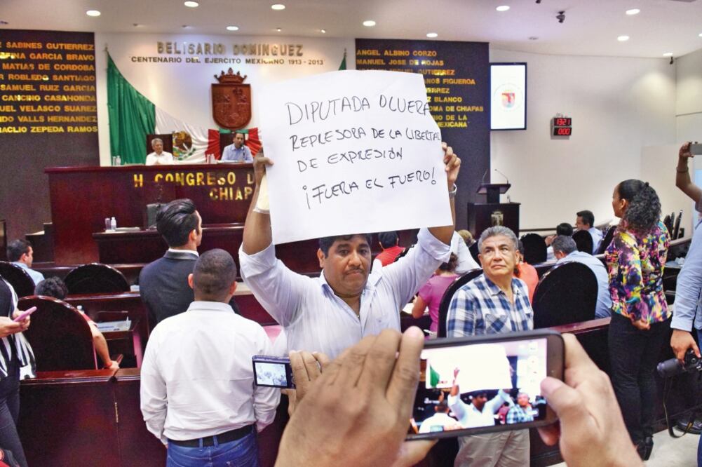 Informadores de diversos medios chiapanecos protestaron en el Congreso estatal debido a la demanda que interpuso la diputada priísta María de Jesús Olvera, la líder de la CTM, en contra del reportero Silvano Bautista. (ÓSCAR LEÓN. EL UNIVERSAL)