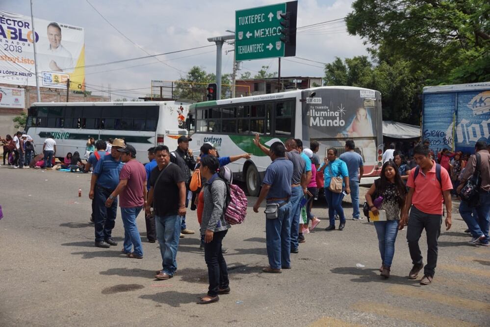 Los maestros mantienen el bloqueo a las terminales aérea y de autobuses de primera clase, así como los cierres de los cruceros de acceso a la ciudad (Foto: Edwin Hernández / EL UNIVERSAL )