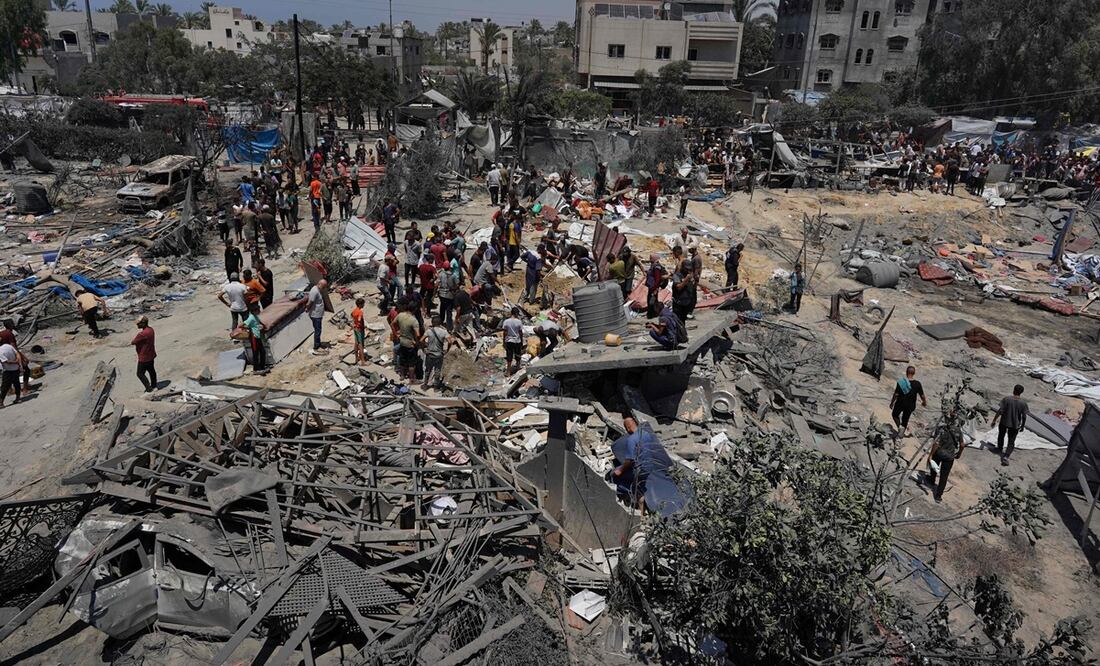 Los palestinos observan los escombros de las tiendas de campaña destruidas y las estructuras de viviendas improvisadas tras un ataque militar israelí contra el campamento de desplazados internos (IDP) de al-Mawasi, cerca de la ciudad de Khan Yunis, en el sur de la Franja de Gaza. Foto: AFP