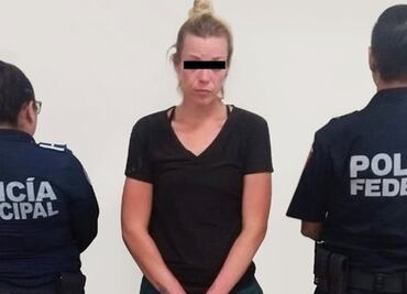 Detienen a mujer estadounidense por asalto a transporte público en Puebla