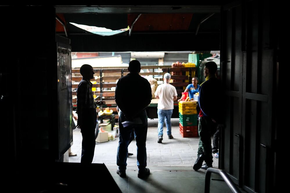 Comerciantes atienden sus negocios a oscuras tras un corte de energía (Fotos: EFE)