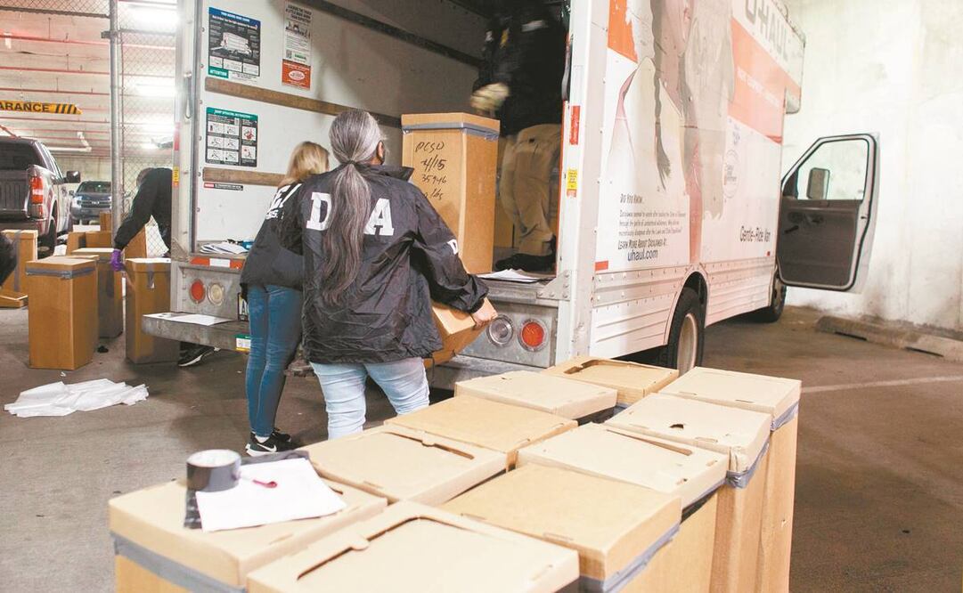 Agentes de la DEA inspeccionan un camión con fármacos que contienen fentanilo, en White Plains, Nueva York. Foto: Kena Betancur. AFP