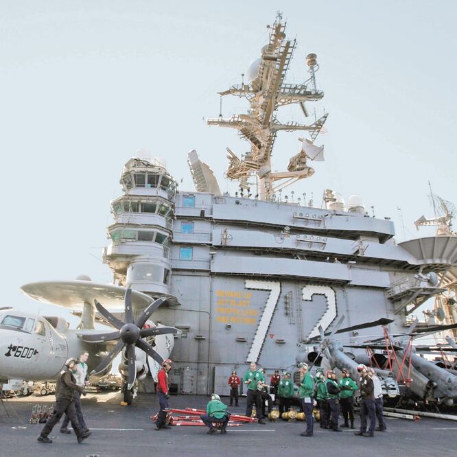 Tripulantes del portaaviones USS Abraham Lincoln durante las operaciones en el golfo Pérsico en febrero de 2012. ARCHIVO REUTERS