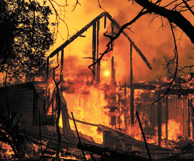 Lo que queda de una casa en llamas debido al incendio Kincade, en Healdsburg, California, donde se vive una situación desesperada. Foto/JOSH EDELSON. AFP