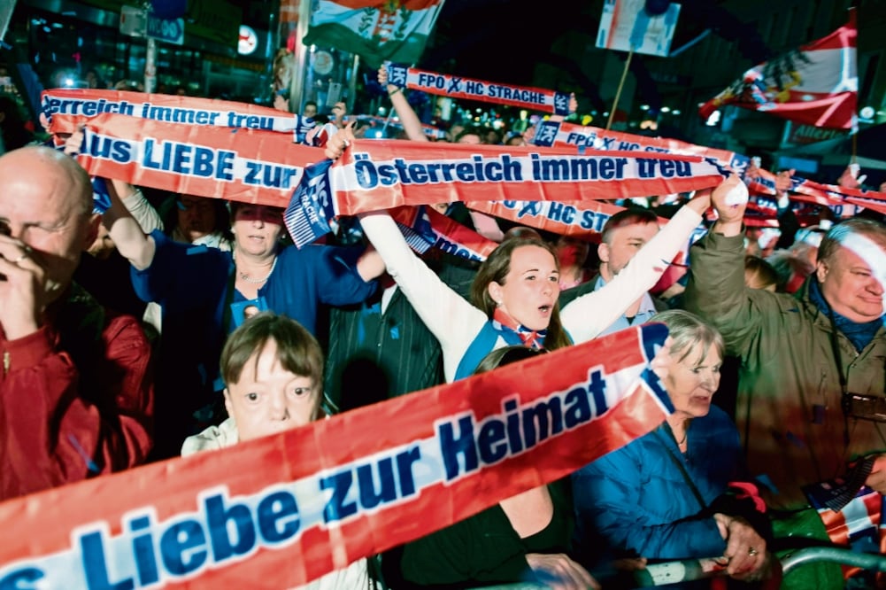 Simpatizantes de Heinz-Christian, del ultraderechista Partido Liberal, participaron en su cierre de campaña en la ciudad de Viena. (JOE KLAMAR. AFP)