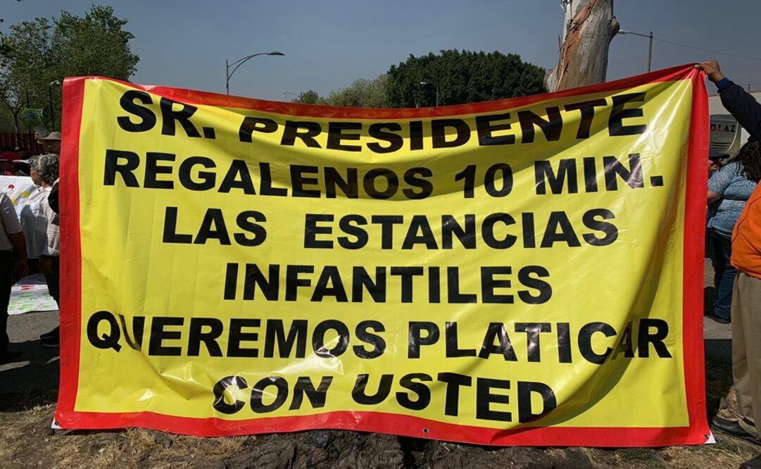 Representantes de estancias infantiles arribaron a las afueras de la Cámara de Diputados luego de manifestarse en Palacio Nacional la mañana de este martes. Foto: Especial