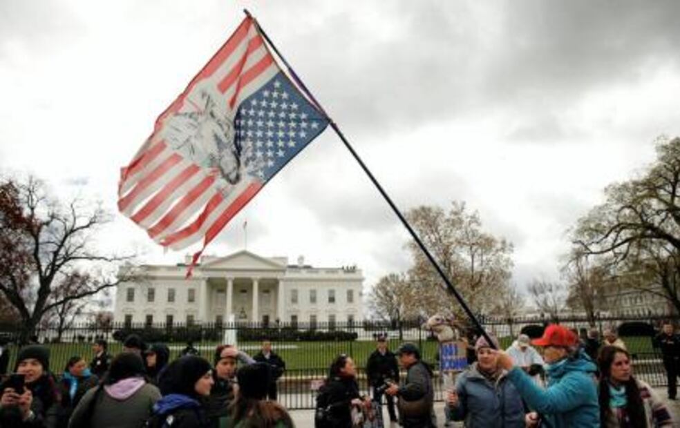Indígenas protestan frente a la Casa Blanca contra oleoducto