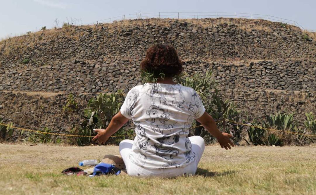 Acostados con las manos extendidas, danzando y vestidos de blanco, capitalinos recibieron la primavera en la zona arqueológica de Cuicuilco. Foto: Carlos Mejía/ EL UNIVERSAL