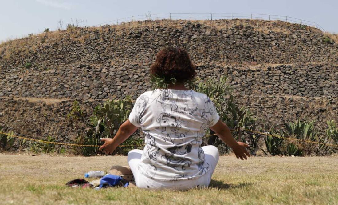 Acostados con las manos extendidas, danzando y vestidos de blanco, capitalinos recibieron la primavera en la zona arqueológica de Cuicuilco. Foto: Carlos Mejía/ EL UNIVERSAL