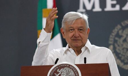 AMLO presume el sonido de una Guacamaya al inicio de su conferencia