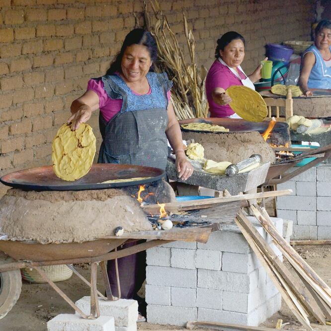 En el patio de la casa de la familia Pérez Díaz cinco cocineras de la cominidad preparan al día unos 40 kilos de maíz que convierten en torillas para las fiestas decembrinas. FOTO: EDWIN HERNÁNDEZ. EL UNIVERSAL