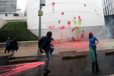 Presuntos anarquistas vandalizan el Senado