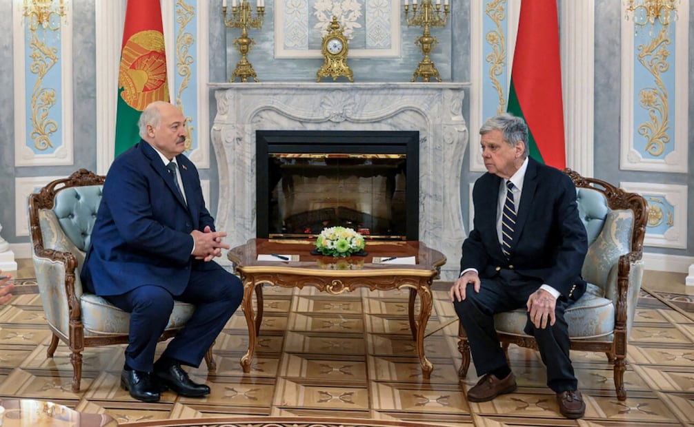 El presidente de Bielorrusia, Alexander Lukashenko y el enviado de Estados Unidos, John Coale. Foto: AFP