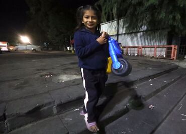 Los “Reyes Magos Punk” regalan juguetes y alegría a niños migrantes en la CDMX