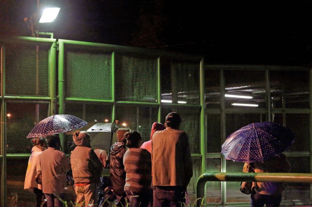 El miércoles pasado familiares de reclusos esperaban noticias de los internos en el exterior del reclusorio de Cadereyta. Foto: ARCHIVO EL UNIVERSAL