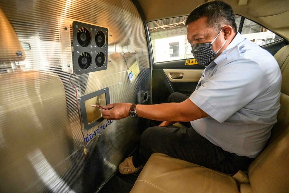 Interior de un taxi en Tailandia. | Foto: AFP