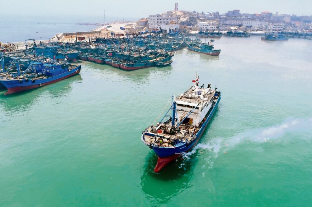 Vista aérea de un buque pesquero en la localidad de Xiangzhi, en la ciudad de Shishi, provincia de Fujian, en el sureste de China. (JIANG KEHONG. XINHUA)