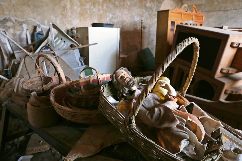 Al interior del templo los trabajadores resanan fisuras, grietas y murales entre andamios, mientras que afuera el atrio se ha acondicionado estos años para ofrecer y escuchar misa. En otro espacio, inmobiliario y esculturas históricas aguardan a ser atentidas por los especialistas. Fotos: Diego Prado y archivo / EL UNIVERSAL