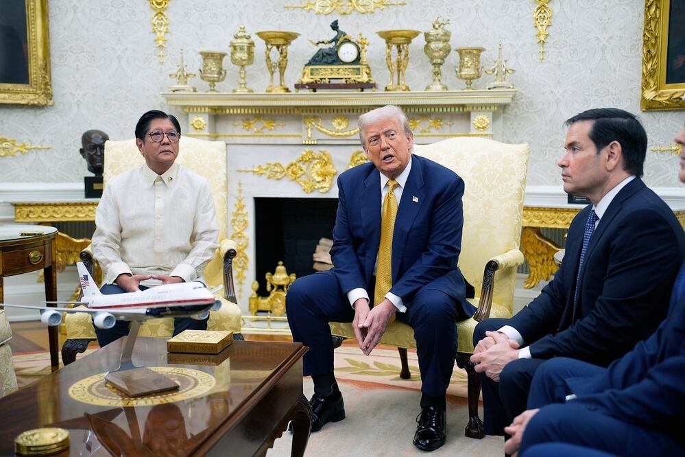 El presidente de Estados Unidos (centro), con su par filipino (izq), Ferdinand Marcos Jr., en la Oficina Oval, en la Casa Blanca. FOTO: EFE