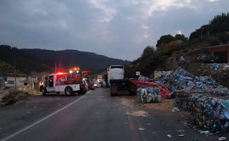 Continúa cerrada la autopista Naucalpan-Toluca tras choque entre pipa de gasolina y tráiler; derrame de combustible afecta manantial  