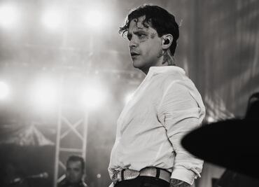 Christian Nodal se baja del escenario y se acerca al público en pleno concierto: así fue la reacción