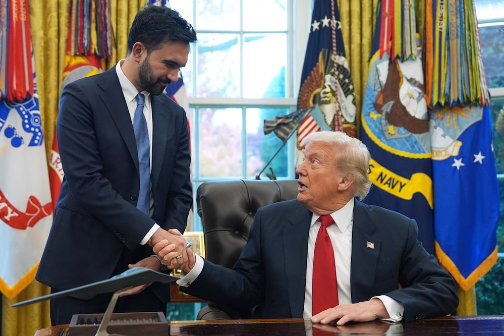 El presidente Donald Trump estrecha la mano del alcalde electo de la ciudad de Nueva York, Zohran Mamdani, en el Despacho Oval de la Casa Blanca, el viernes 21 de noviembre de 2025, en Washington. Foto: AP