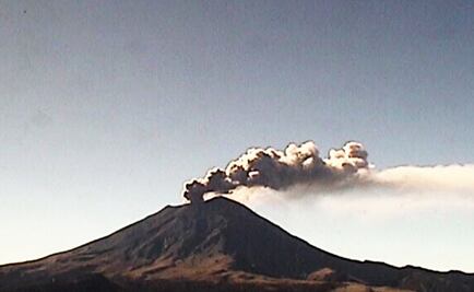 Volcán Popocatépetl arroja fumarola de 600 metros y ceniza 