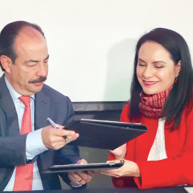 Héctor Flores Santana, director general del CPTM, y Liliana Romero Medina, directora del Fonart, durante la firma del convenio entre ambas instituciones. (ARIEL OJEDA. EL UNIVERSAL)