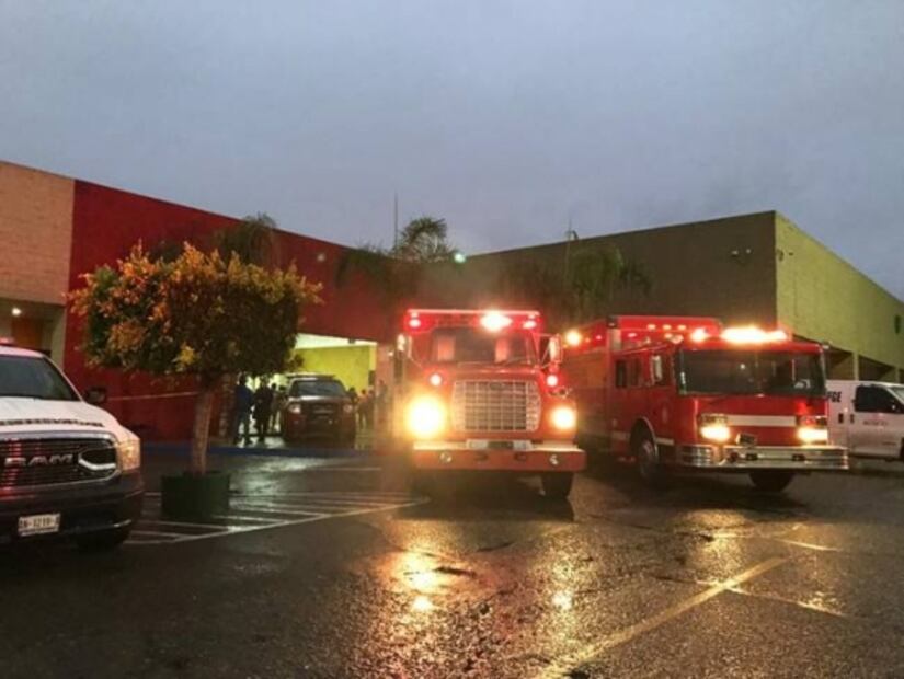 Video. Colapsa techo de una plaza comercial en Otay, Tijuana; reportan una persona muerta y 4 lesionadas 