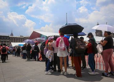 Miles de personas hacen fila para ver las reliquias de San Judas Tadeo en la Catedral Metropolitana