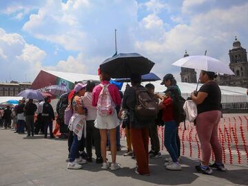 Miles de personas hacen fila para ver las reliquias de San Judas Tadeo en la Catedral Metropolitana