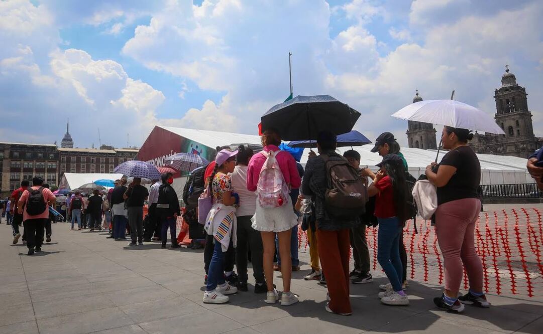 Miles de personas hacen fila para ver la reliquia de San Judas Tadeo en la Catedral Metropolitana. Foto: Luis Camacho / EL UNIVERSAL