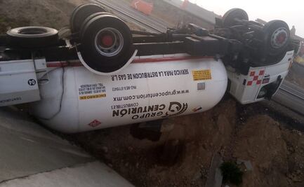 Cierran la autopista México-Pachuca por volcadura de una pipa de gas 