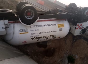 Cierran la autopista México-Pachuca por volcadura de una pipa de gas